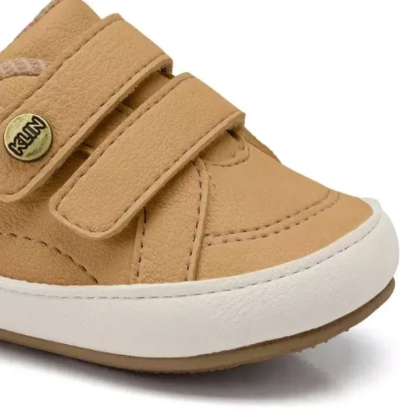 Tênis infantil masculino casual Klin cor capuccino com fechamento em velcro duplo e solado antiderrapante